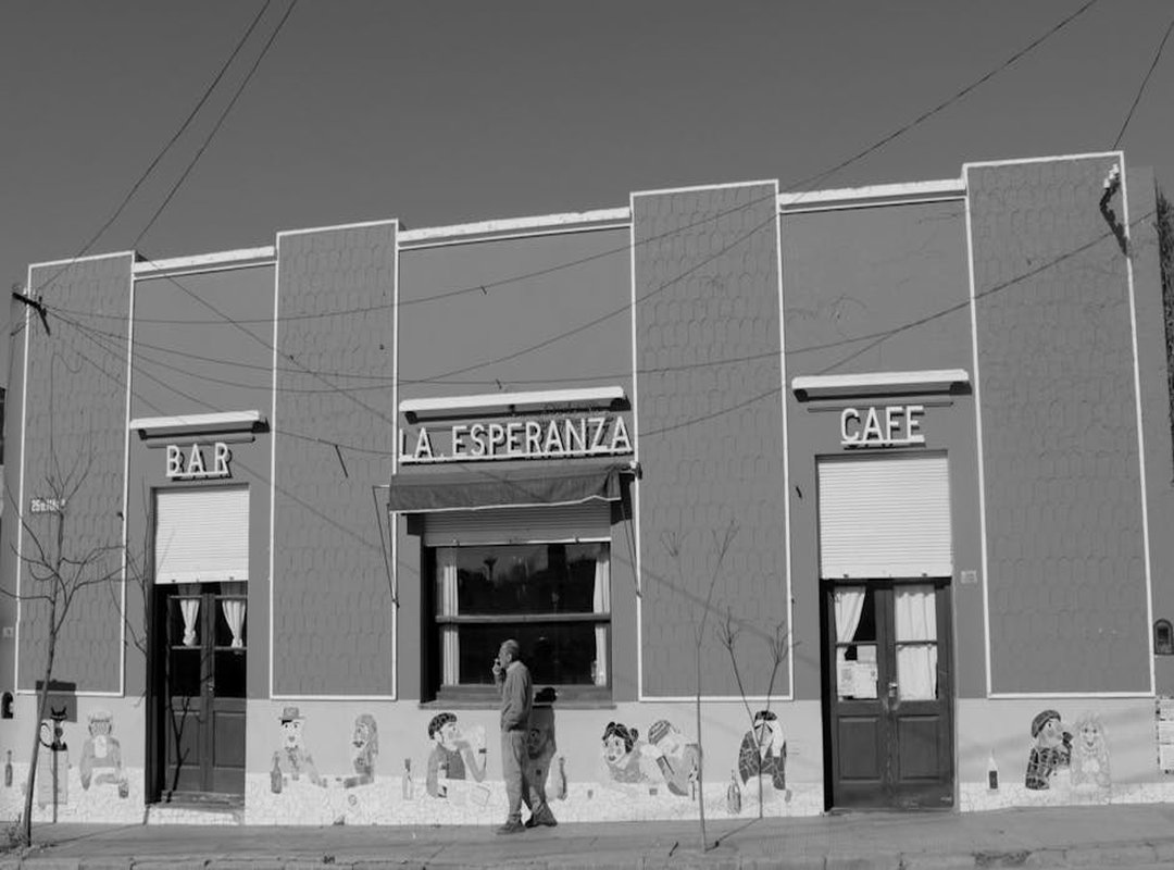 Poses Grupales Absurdas: Adiós a la Típica Foto Familiar